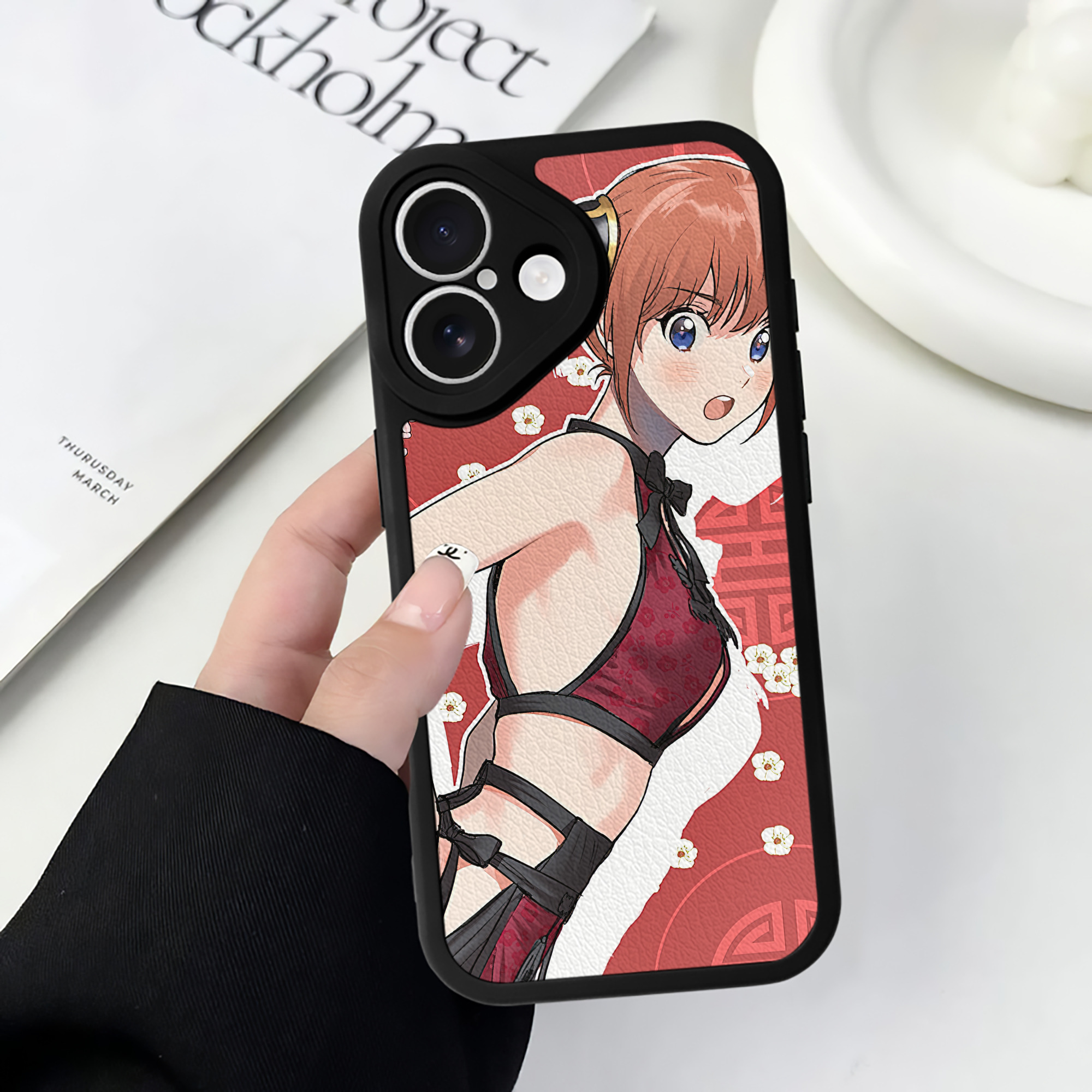 （画像用） ぎんたま 坂田銀時（さかたぎんとき） 神楽 志村新八（しむら しんぱち） GINTAMA Sakata Gintoki Kagura Shimura Shinpachi 【iPhone 16シリーズ対応】シリコンスマホケース（レザー調） 材質：シリコン